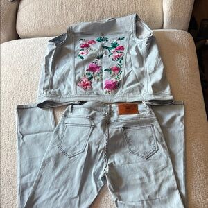 Women's Straight Leg Jeans with Floral Embroidery